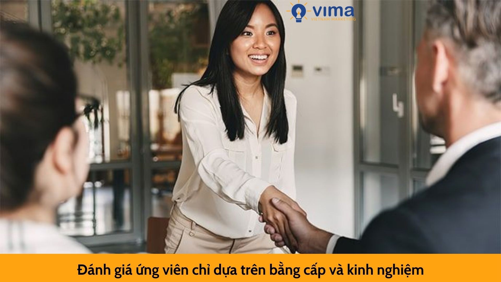 Đánh giá ứng viên chỉ dựa trên bằng cấp và kinh nghiệm